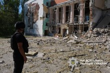 Поліцейський фіксує наслідки обстрілу Центру позашкільної освіти в Краматорську