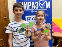 У Центрі підтримки ВПО Краматорського району «МиРазом» у м. Дніпро діти створили еко-іграшку - легку, барвисту, яку із захопленням вирізали, клеїли, оздоблювали пір’ячком і стрічками.