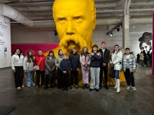 Спільне фото дітей біля пам'ятника Тарасу Шевченку ,який пофарбований у жовтий колір.