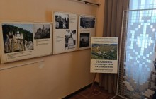 Чорно-білі фотографії пам’яток на виставкових стендах