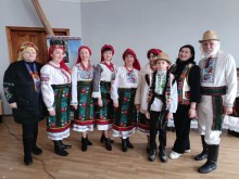 Ганна (ліворуч) - активна учасниця народного вокально-інструментального ансамблю «Смерічка»