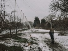 Бійці 4-ї механізованої бригади зводять антидронові сітки над населеним пунктом Донеччини