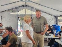 Олександр Шевченко обговорює робочі питання з працівниками пунку.
