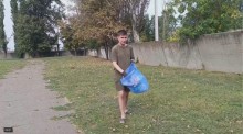 Учасник марафону прибирає сміття