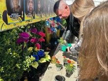 На алеї слави у м. Олександрії мешканці Донеччини висаджують квіти