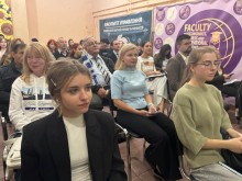 Учасники круглого столу слухають презентацію