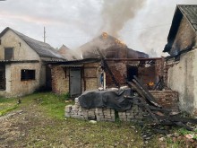 Житловий будинок та покрівля палають після обстрілу окупантів.