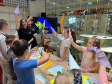Маленькі відвідувачі хабу роблять поробки власноруч
