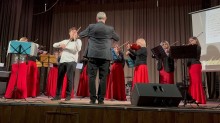 Оркестр грає на сцені,