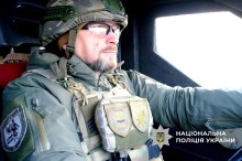 Поліцейський в автівці під час евакуації