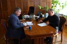 Керівники громад підписують документ