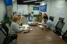 Робоча зустріч, делегація сидить за столом.