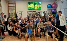 Захисники України разом з акторами театру на спільному фото