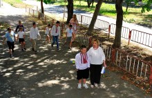 Діти грають в рухливі ігри на вулиці