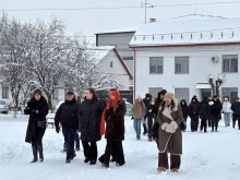 Прогулянка містом.
Представники громад ідуть по снігу