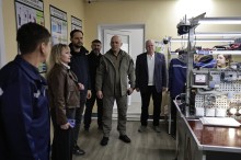 Вадим Філашкін оглядає релокований заклад освіти