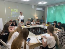 Учасники заходу розмальовують шопери та розвантажуються психоемоційно