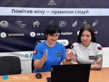 Онлайн-тренінг,про мінну безпеку. Фахівці  сидять біля монітора та повторюють рухи руками.