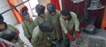 Майстер демонструє учням Краматорського центру професійно-технічної освіти професійні навички