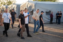 Олексій Кулеба та Олександр Шевченко та представники евакуаційних хабів оглядають умови для мешканців Донеччини