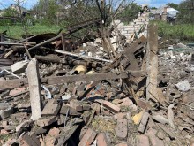 Зруйнована будівля після ворожого обстрілу