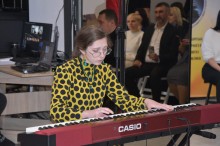 Урочисте святкування 70-річчя державного навчального закладу «Бахмутський центр професійно-технічної освіти». Атмосфера на фото урочиста і дружня. Присутні голова громада, педагогічні працівники та інші посадові особи.
