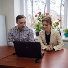 Члени журі за ноутбуком оцінюють учасників конкурсу