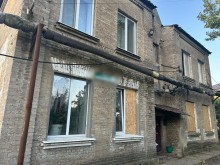 Пошкоджений будинок після ворожого обстрілу