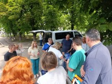 Захисники та захисниці отримують книги та інформаційні буклети.