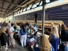 Волонтери допомагають з речами евакуйованим мешканцям Донеччини на вокзалі.