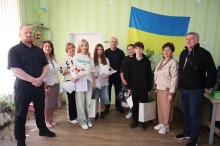 Вадим Філашкін разом з молоддю Донеччини, яка отримала перші паспорти.