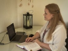 Берегиня традицій нематеріальної культурної спадщини Ірина Крюченко на нараді за ноутбуком