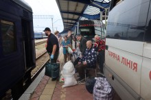 Команда БФ "Сзід SOS" вантажить речі людей старшого віку та з інвалідністю до евакуаційного потягу