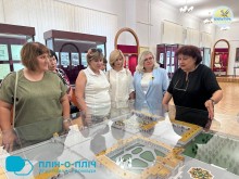 Представники Покровської громади в музеї історії релігії. Екскурсовод розповідає про історію та показує макети які знаходяться під склом