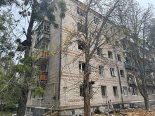 Пошкоджений багатоповерховий будинок