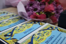 Весняні різнокольорові квіти та подяки у твердому перельоті.Чекають миті нагородження