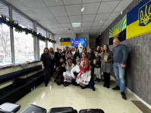 Спільне фото дітей та представників громад на новорічній виставі «Вечори на хуторі «Серце Сходу»: Диканька незламних сердець».