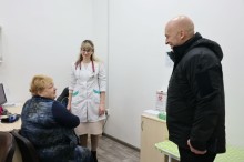 Голова Донецької облдержадміністрації Вадим Філашкін  спілкується з пацієнтами та медичним персоналом.