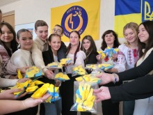 Діти у м. Кам'янске виготовляють у класі мотанки-обереги для захисників. На стінах - українські прапори та символіка