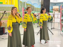Жінки співають на сцені