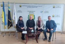 Директор департаменту освіти і науки Донецької облдержадміністрації Ігор Гаєвий та співробітники Донецького обласного інституту післядипломної педагогічної освіти