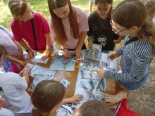 Діти складають паззли із зображеннями Донеччини