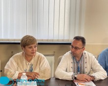 Начальник Покровської МВА Сергій Добряк та начальниця управління з питань взаємодії з органами місцевого самоврядування Донецької ОДА Наталія Чукова. Сидять за столом, одягнені у вишиванки.