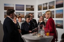 Принцеса Великобританії розглядає фотознімки