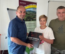 Наталія Чукова та представники делегації подарували книгу про Донеччину чеському колезі.