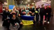 Театрали з квітами та прапором України на груповому фото
