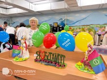 ЖІнка з повітряними кульками та символікою Бахмута