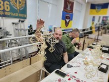 Захисники виготовляють Різдвяних павуків з соломи