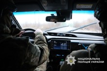 Екіпаж підрозділу поліції у броньованому автомобілі.