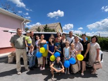 Сім'я Вєтряків – спільне фото біля нового авто